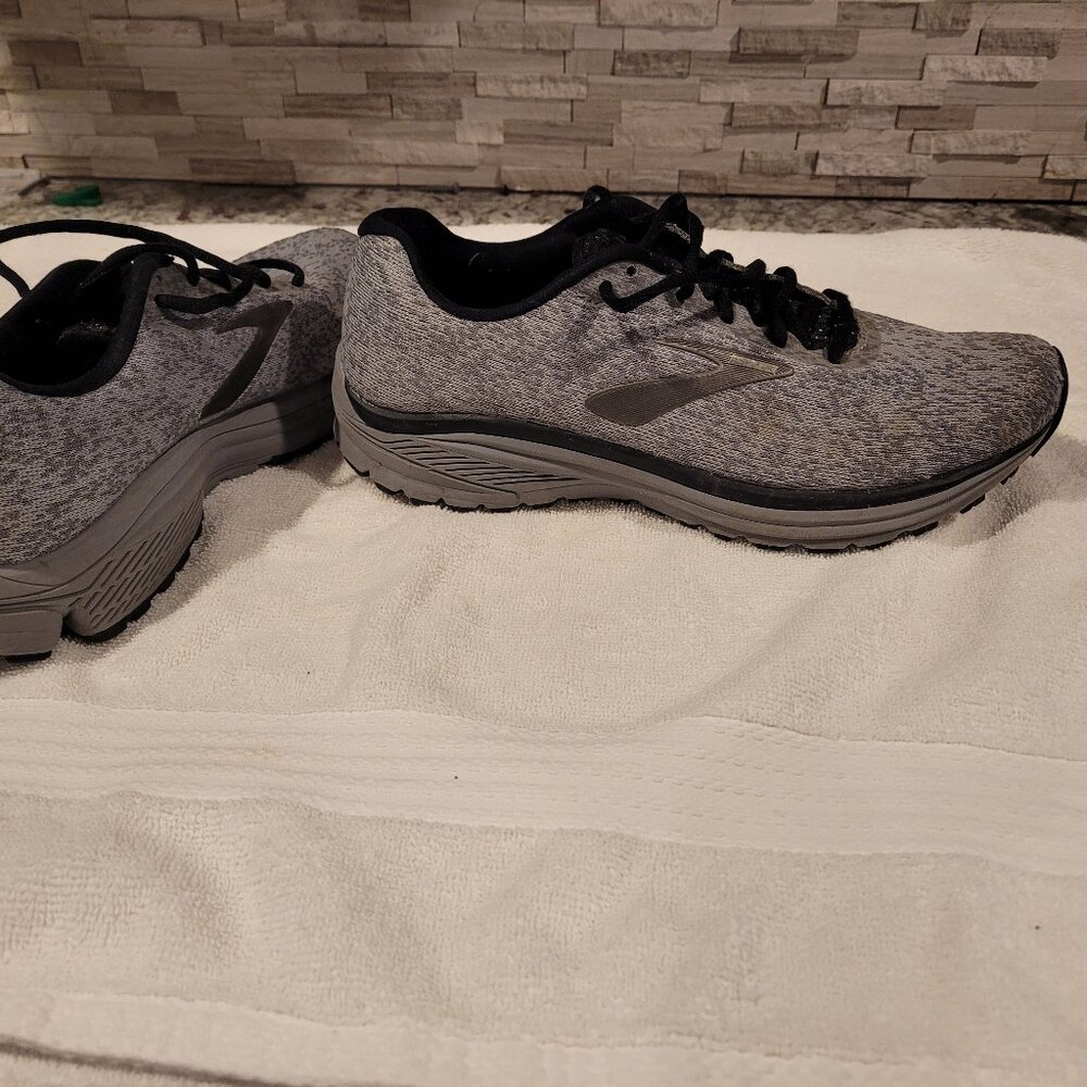 Men's Brooks neutral running shoe/sneaker.  Size 8. Hyperion GTS 2 style
